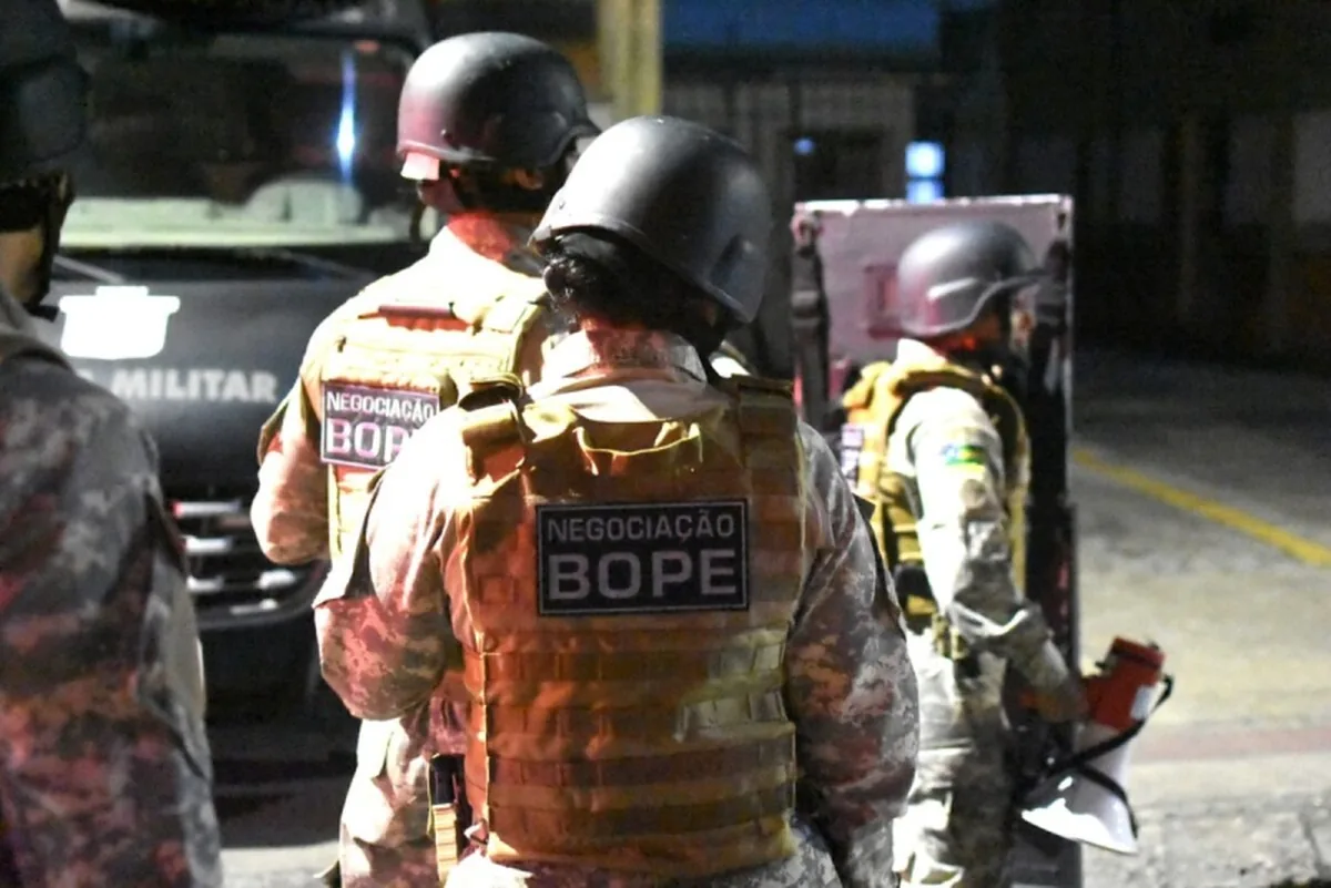 Homem suspeito de homicídio é preso com munições e drogas em Aracaju