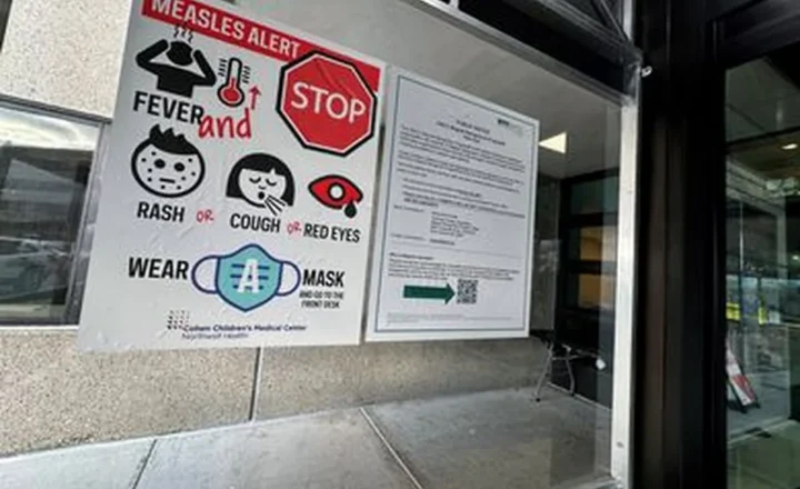Placa de alerta sobre o sarampo afixada na entrada do Cohen Children's Medical Center, em New Hyde Park, Nova York, EUA 14 de março de 2025 REUTERS/Shannon Stapleton