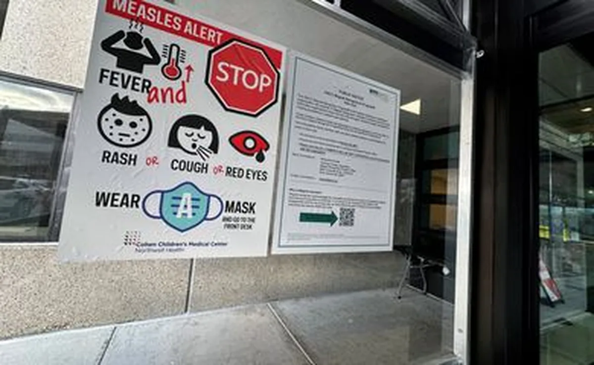 Placa de alerta sobre o sarampo afixada na entrada do Cohen Children's Medical Center, em New Hyde Park, Nova York, EUA 14 de março de 2025 REUTERS/Shannon Stapleton