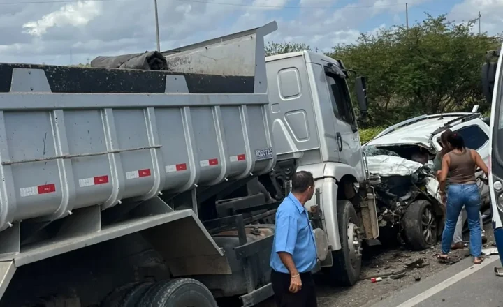Colisão frontal entre caçamba e caminhonete deixa duas pessoas mortas na BR-235, em Frei Paulo