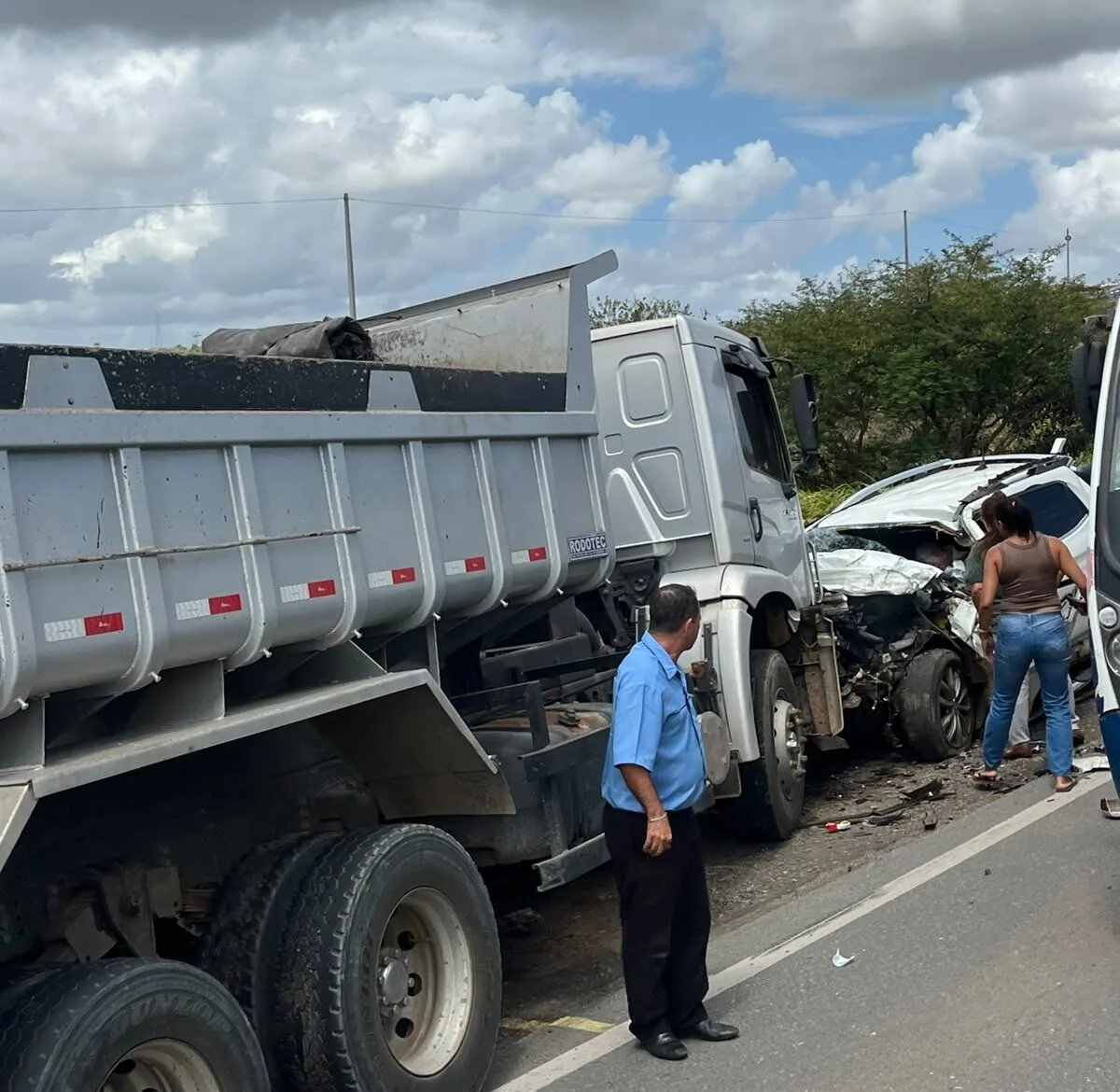 Colisão frontal entre caçamba e caminhonete deixa duas pessoas mortas na BR-235, em Frei Paulo