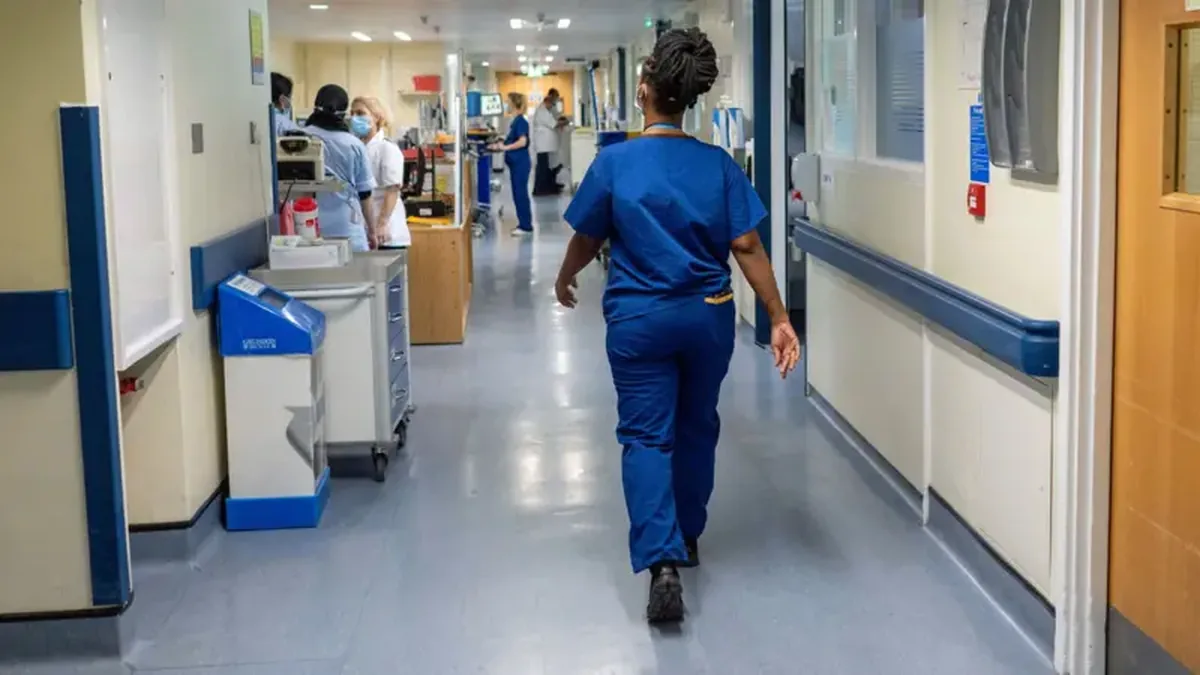 Foto de arquivo datada de 18/01/23 mostrando uma visão geral da equipe em uma ala de um hospital do NHS.
