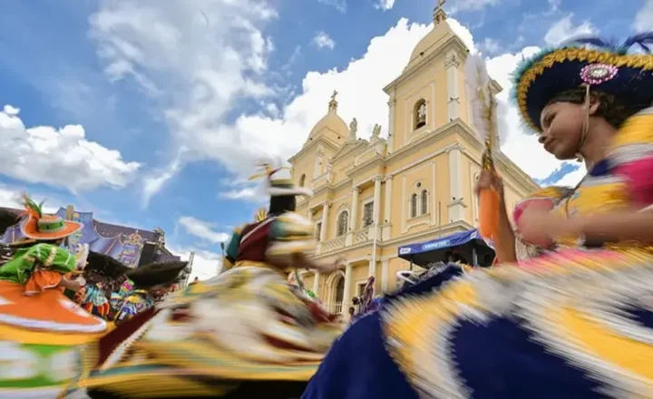 Pessoas se apresentam durante o Carnaval de Maracatu em 16 de fevereiro de 2026, em Nazaré da Mata (PE). O maracatu é uma dança regional e uma expressão cultural afro-brasileira, resultante da miscigenação cultural e da influência africana e indígena na região. Todos os anos, milhares de pessoas par