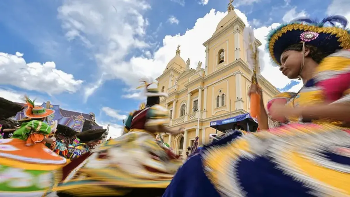 Pessoas se apresentam durante o Carnaval de Maracatu em 16 de fevereiro de 2026, em Nazaré da Mata (PE). O maracatu é uma dança regional e uma expressão cultural afro-brasileira, resultante da miscigenação cultural e da influência africana e indígena na região. Todos os anos, milhares de pessoas par
