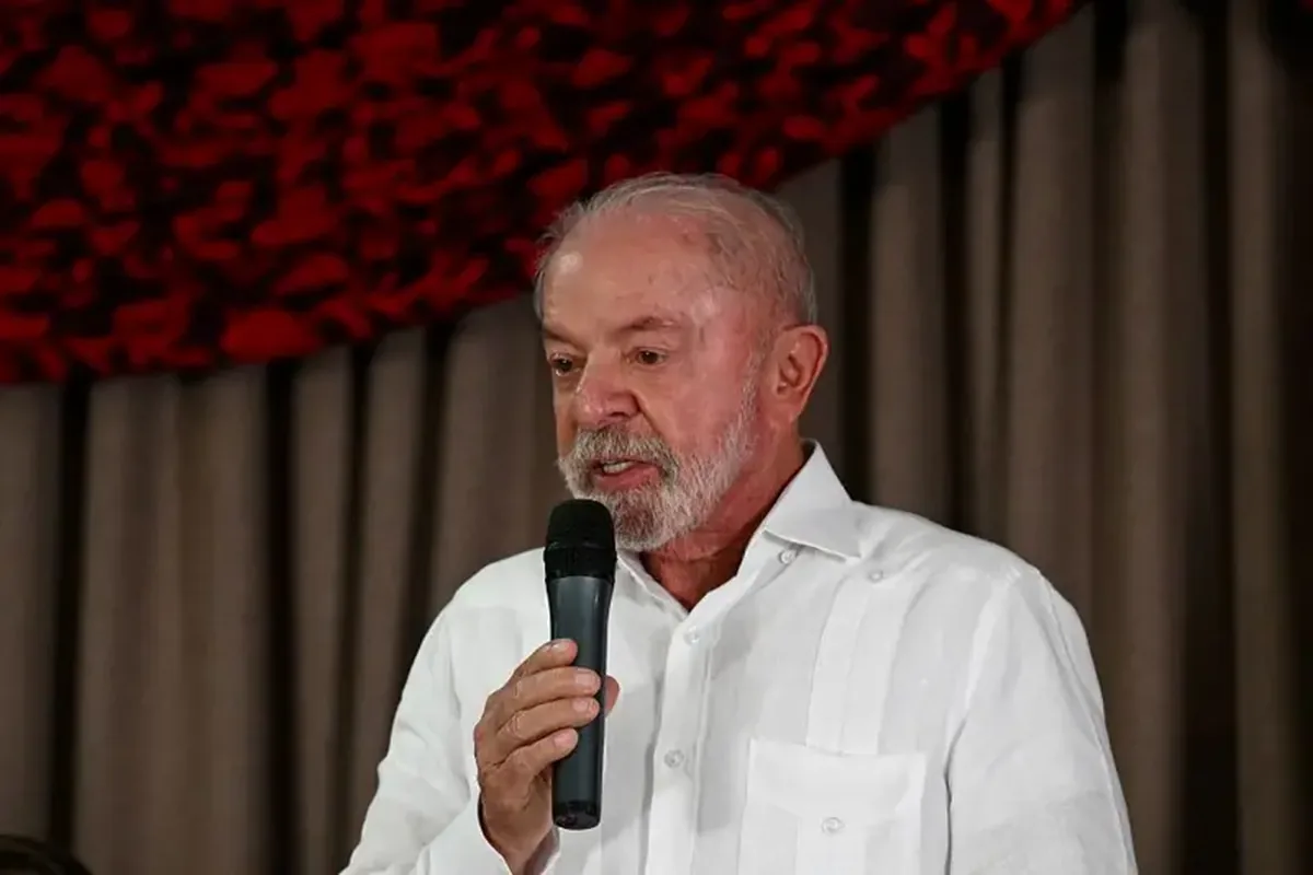 Presidente Lula falando ao microfone