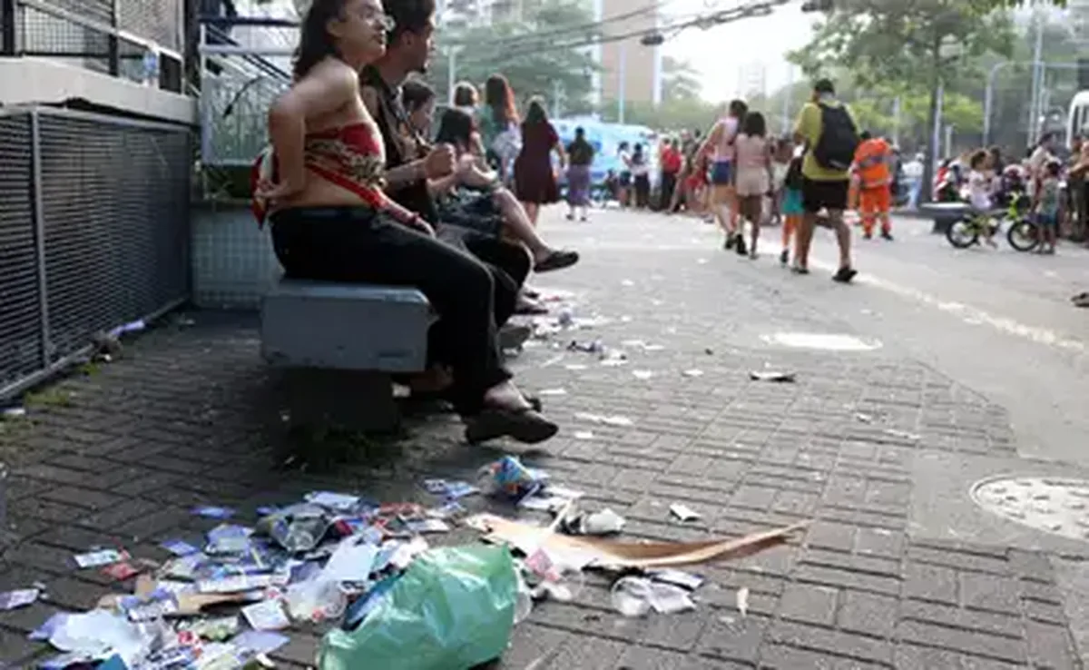 Rio de Janeiro (RJ), 04/10/2026 - Santinhos de candidatos na saída do metrô Jardim Oceânico, na Rocinha. Foto: Rovena Rosa/Agência Brasil