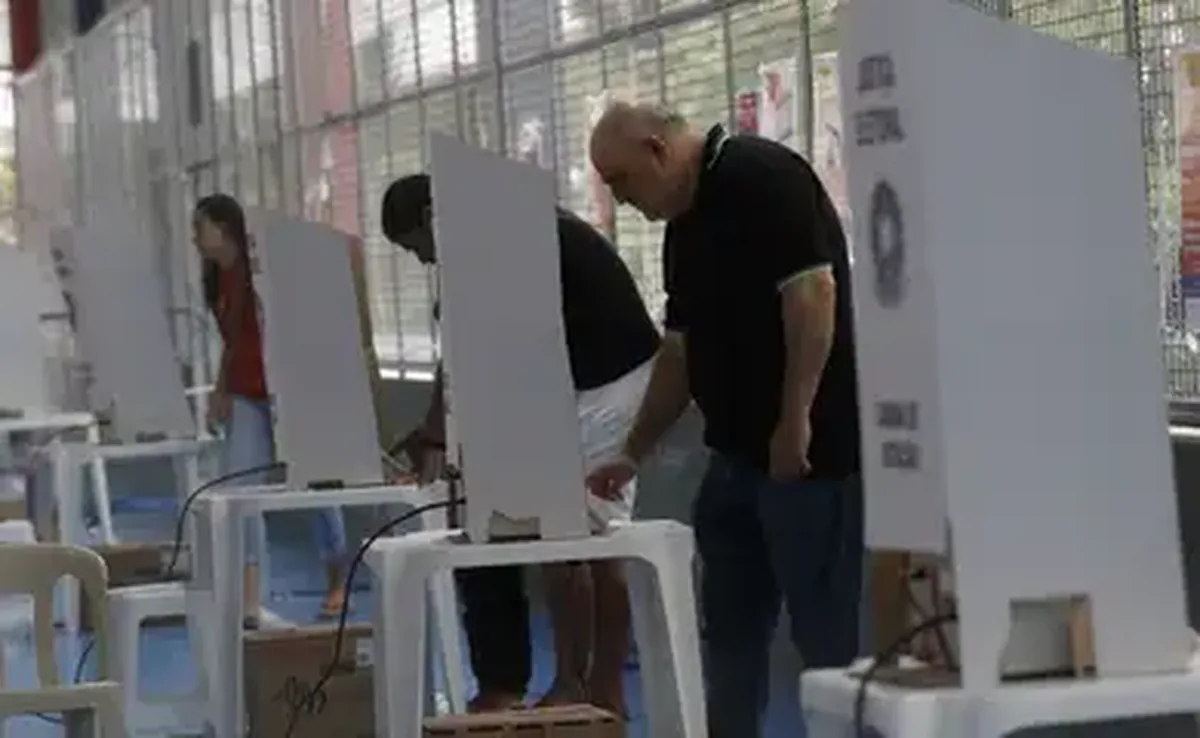 Eleitores votam no 1º turno em seção eleitoral no Colégio Maria Raythe, na Tijuca, zona norte da cidade.