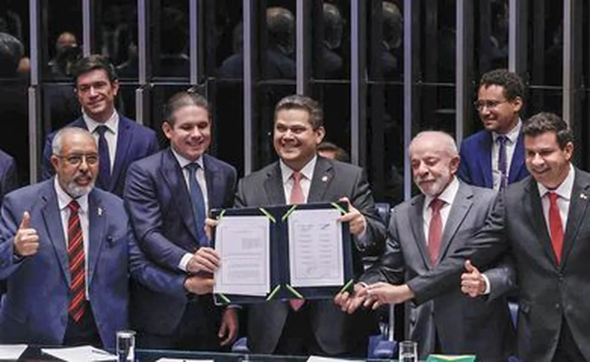 Brasília (DF), 16/10/2026 - Da esquerda para direita, Senador, Paulo Paim, presidente da Câmara dos deputados, Hugo Motta, presidente do Senado, Davi Alcolumbre, Presidente Luiz Inácio Lula da Silva e o deputado, Carlos Veras, promulgam a proposta de Emenda à Constituição (PEC 221), que acaba com a