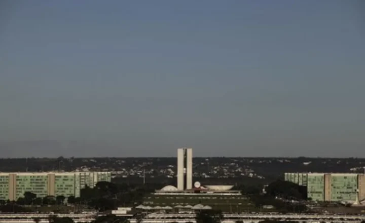 Esplanada dos Ministérios com Congresso Nacional ao fundo, em Brasília