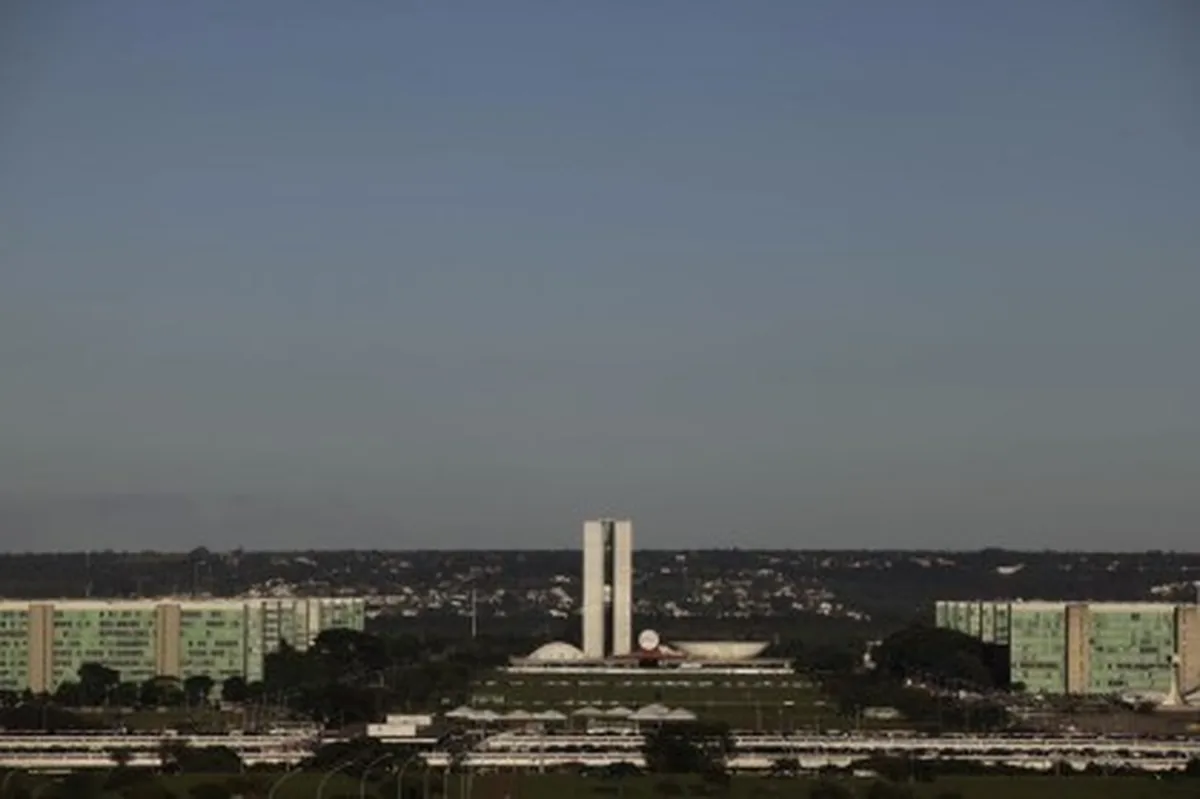 Esplanada dos Ministérios com Congresso Nacional ao fundo, em Brasília
