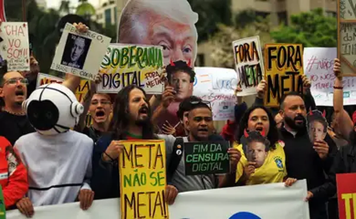 São Paulo (SP), 19/10/2026 - Organizações da sociedade civil e movimentos sociais realizam protesto em frente à sede da Meta , na avenida Faria Lima,3732, para denunciar o que consideram interferência sistemática da big tech na eleição brasileira. Foto: Paulo Pinto/Agencia Brasil
