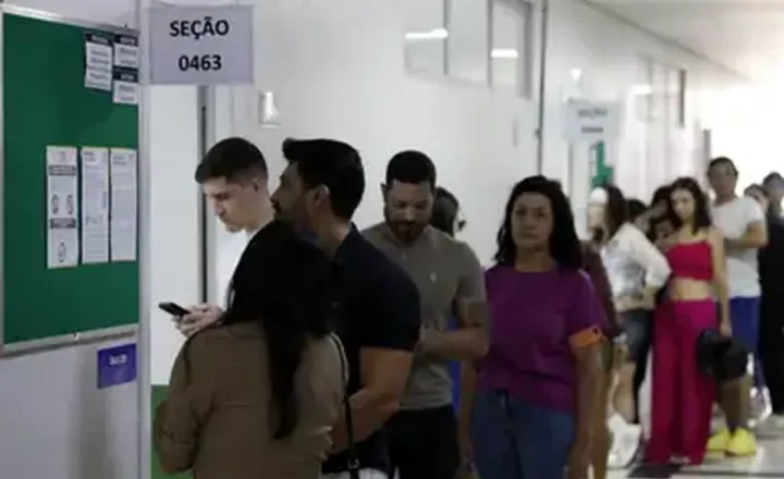 Brasília (DF), 04/10/2026 - Pessoas chegam para votação das Eleições 2026 na Unieuro. Foto: Bruno Peres/Agência Brasil