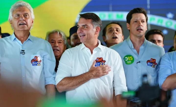 Flávio diz que fala sobre mudar a Constituição 'para redemocratizar o país' se referia à reforma do STF e fim da reeleição - G1
