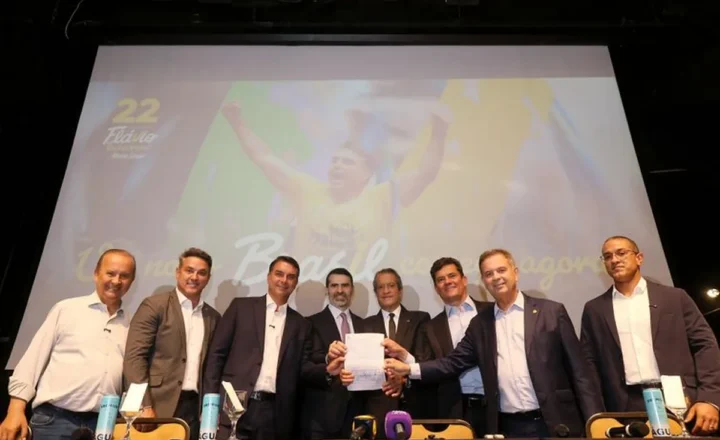 Flávio Bolsonaro recebe apoio de governadores eleitos e Cury - Agência Brasil