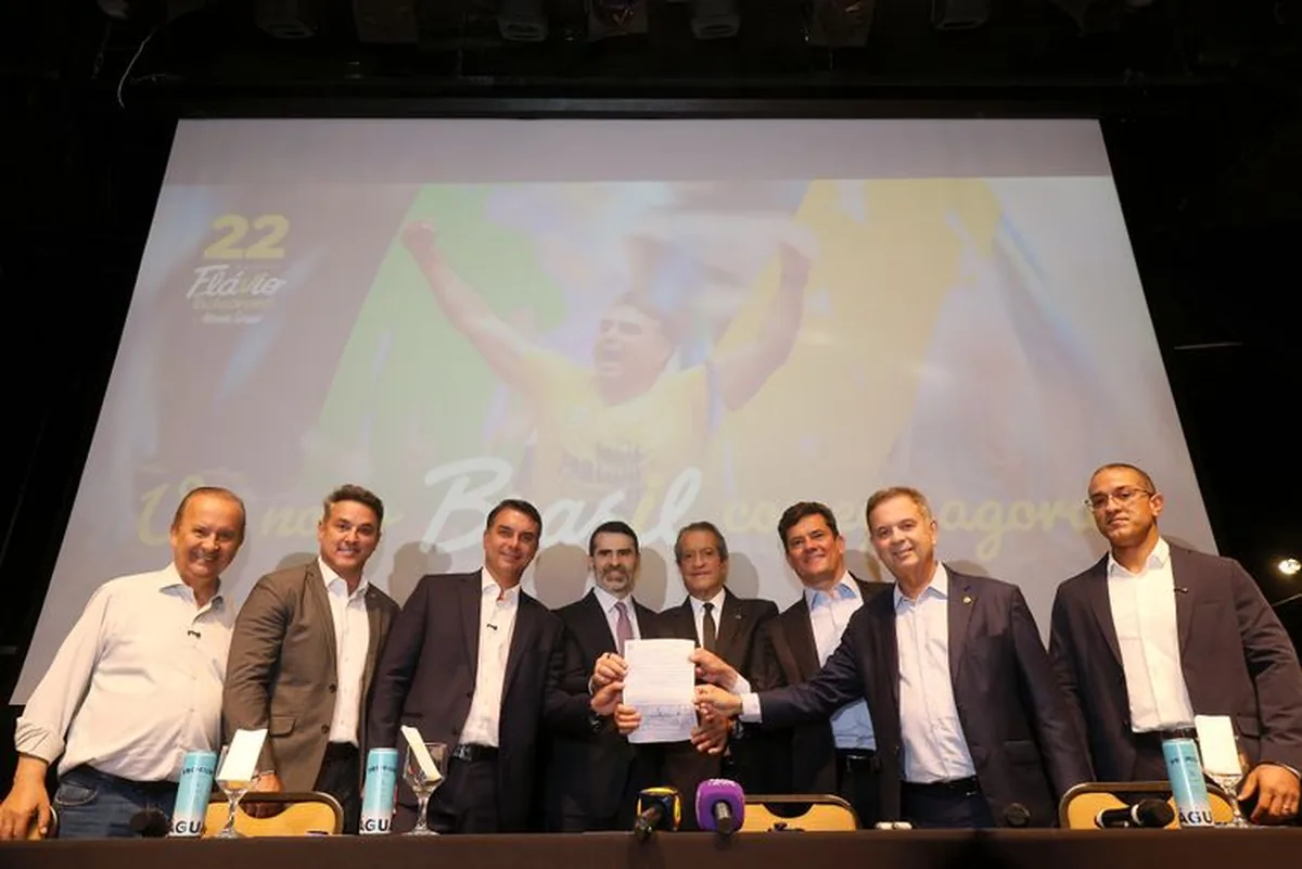 Flávio Bolsonaro recebe apoio de governadores eleitos e Cury - Agência Brasil