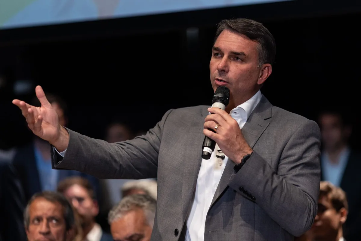 Flávio muda tom a 12 dias da eleição e diz que vai votar a favor do fim da escala 6x1 - O GLOBO