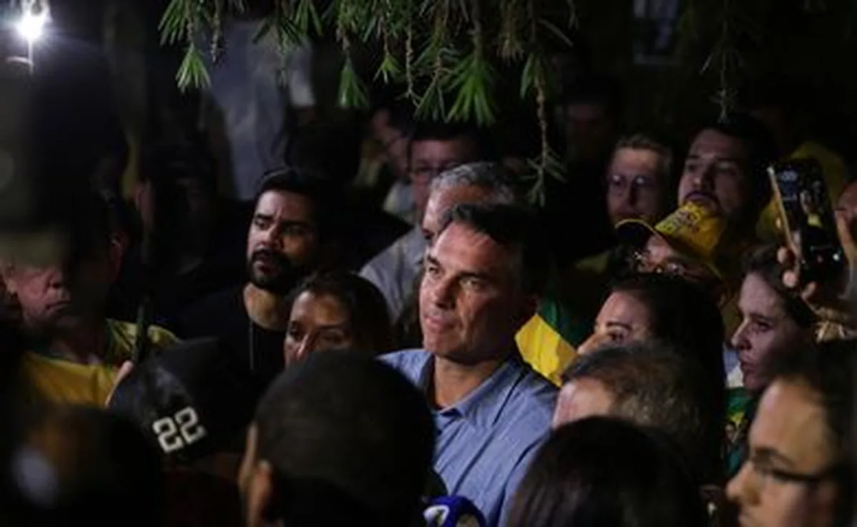 Brasília (DF), 04/10/2026 - Flávio Bolsonaro (PL) fala com jornalistas após a vitória no primeiro turno das eleições de 2026 sobre seu oponente, Luiz Inácio Lula da Silva (PT). Foto: Joédson Alves/Agência Brasil
