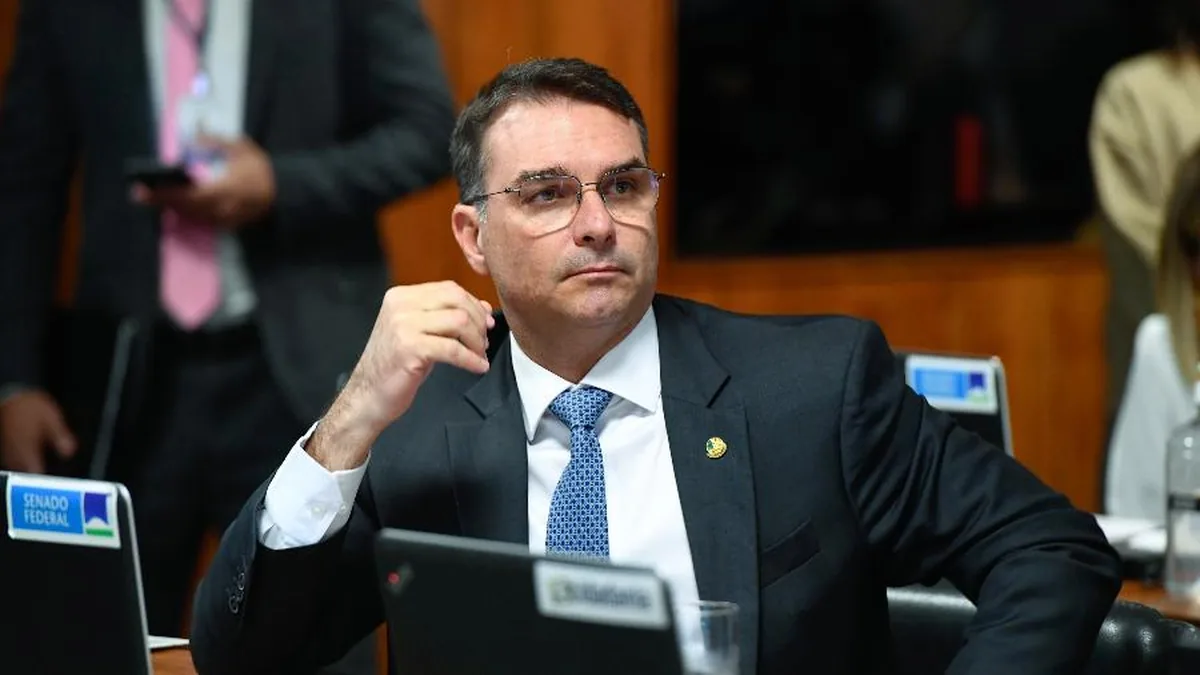 O senador Flávio Bolsonaro em reunião da comissão de Segurança Pública