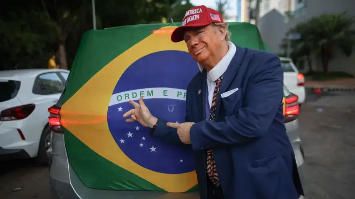 Homem vestido de Donald Trump em ato de Flávio Bolsonaro em Goiânia