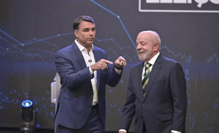 O senador Flávio Bolsonaro (PL) durante o 1º debate presidencial do 2º turno promovido pela "Band”