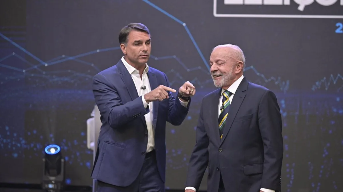 O senador Flávio Bolsonaro (PL) durante o 1º debate presidencial do 2º turno promovido pela "Band”