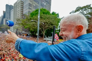 Ato pela reeleição de Lula leva milhares à Avenida Paulista - Agência Brasil