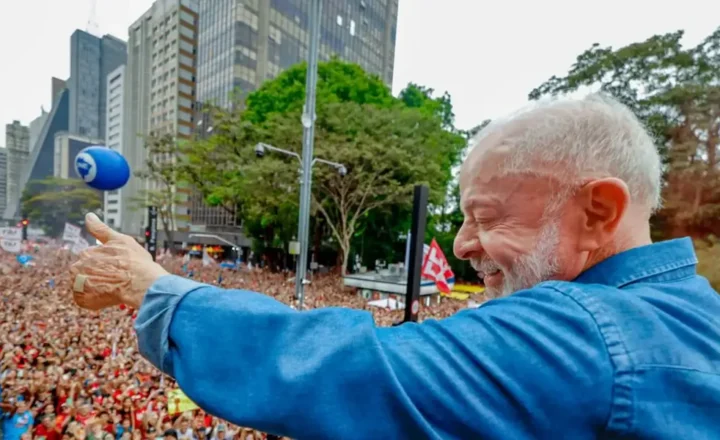 Ato pela reeleição de Lula leva milhares à Avenida Paulista - Agência Brasil