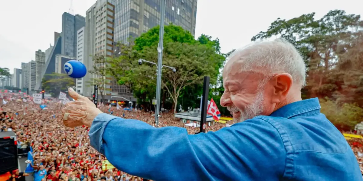 Ato pela reeleição de Lula leva milhares à Avenida Paulista - Agência Brasil