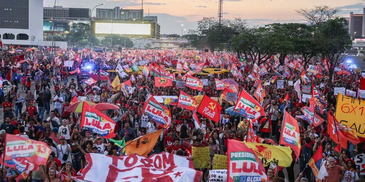 Milhares de estudantes tomam a Esplanada em apoio a Lula - Agência Brasil