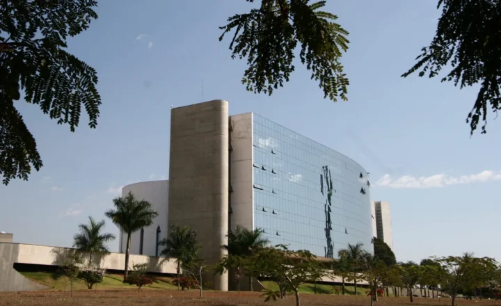 Vista da fachada do Anexo II do STF com árvores em primeiro plano