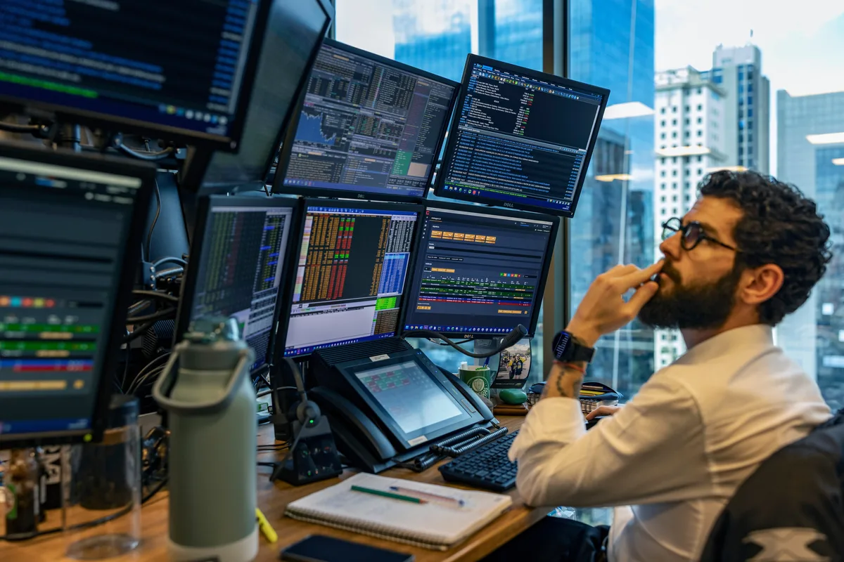 Dólar fecha a R$ 5,40, Bolsa despenca 13,8%; BC e Tesouro atuam no mercado - O GLOBO