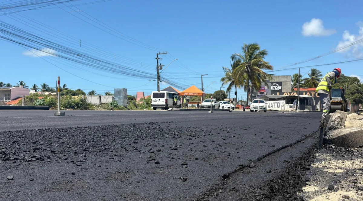 Obra na Rodovia dos Náufragos avança e recebe primeira camada asfáltica