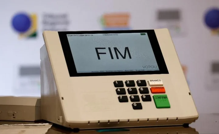 Parcial do exterior: Lula tem 44,7% e Flávio Bolsonaro 44,5% com 386 de 1.282 urnas