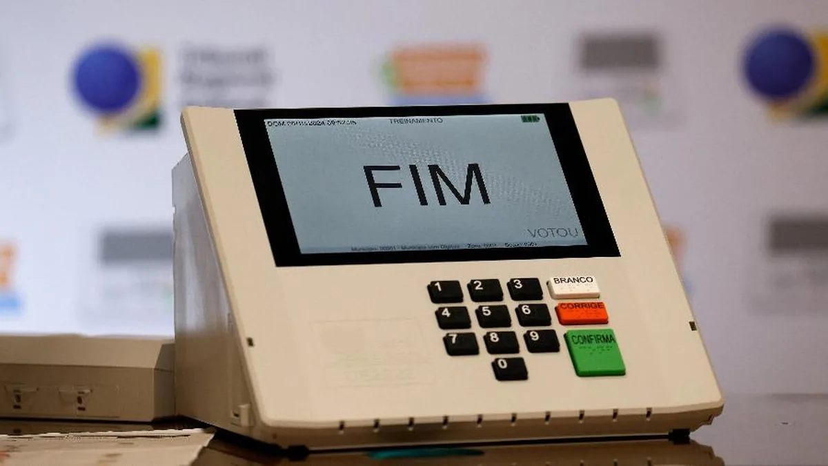 Parcial do exterior: Lula tem 44,7% e Flávio Bolsonaro 44,5% com 386 de 1.282 urnas