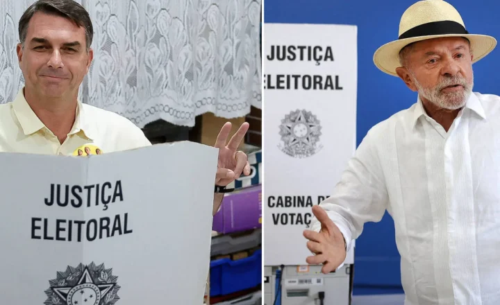 À esquerda, homem de camisa clara faz sinal de paz com as duas mãos atrás de cabine de votação com inscrição 'Justiça Eleitoral'. À direita, homem de camisa branca e chapéu claro gesticula com as mãos abertas em frente a cabine de votação com mesma inscrição, em ambiente com parede azul.