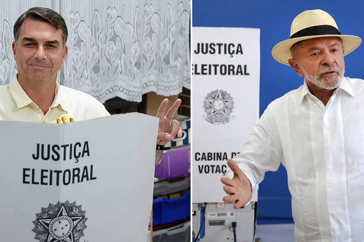 À esquerda, homem de camisa clara faz sinal de paz com as duas mãos atrás de cabine de votação com inscrição 'Justiça Eleitoral'. À direita, homem de camisa branca e chapéu claro gesticula com as mãos abertas em frente a cabine de votação com mesma inscrição, em ambiente com parede azul.