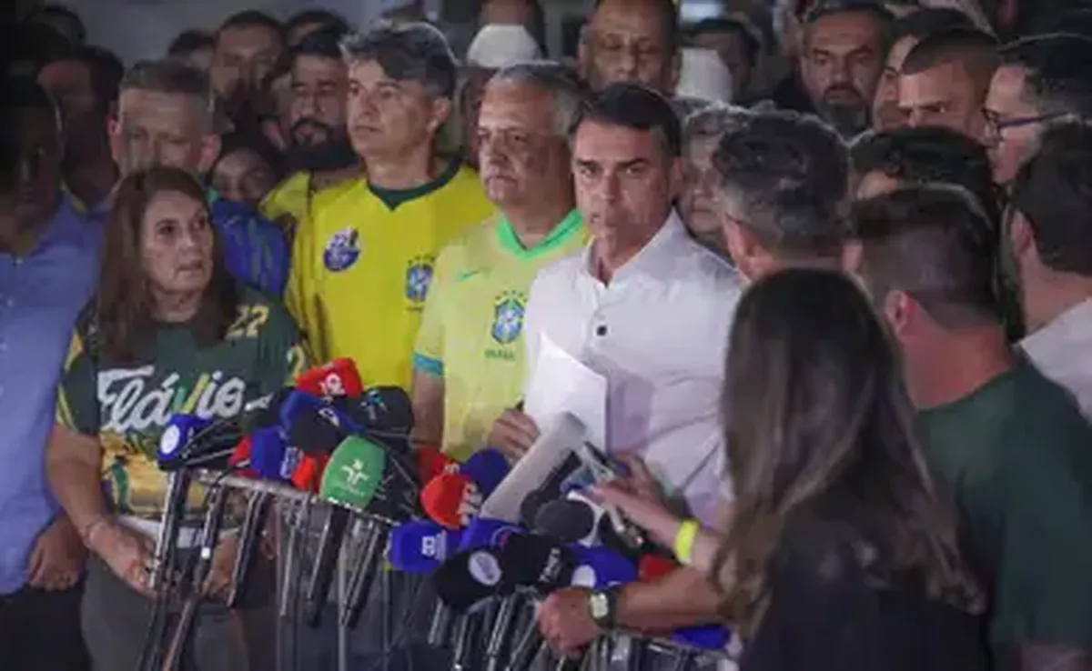 Brasília (DF), 25/10/2026 - O candidato à Presidência da República, senador Flávio Bolsonaro (PL), fala com jornalistas após ser derrotado no segundo turno das eleições pelo candidato Luiz Inácio Lula da Silva (PT). Foto: Joédson Alves/Agência Brasil.