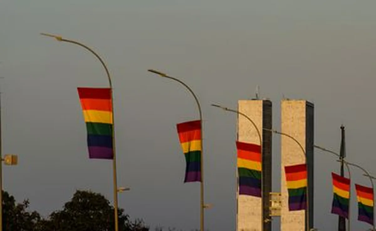 25/07/2026 - Brasília - Bandeira LGBTQIA+ são colocadas em postes de luz para 27ª Parada LGBTQIAPN+ de Brasília, na Esplanada dos Ministérios. Foto: Rafa Neddermeyer/Agência Brasil