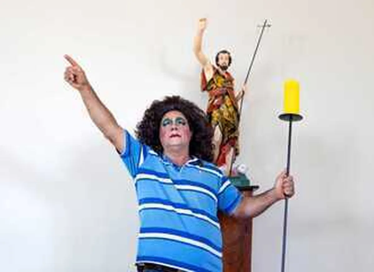 Agricultor do Paraná se veste de drag queen para apoiar projeto do filho
