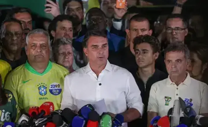 Brasília (DF), 25/10/2026 - O candidato à Presidência da República, senador Flávio Bolsonaro (PL), fala com jornalistas após ser derrotado no segundo turno das eleições pelo candidato Luiz Inácio Lula da Silva (PT). Foto: Joédson Alves/Agência Brasil.