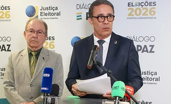 Presidente e vice do TRE-SC em coletiva de imprensa do segundo turno das Eleições 2026