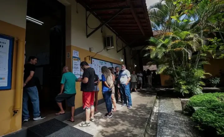 Fila para votar em colégio eleitoral de SP