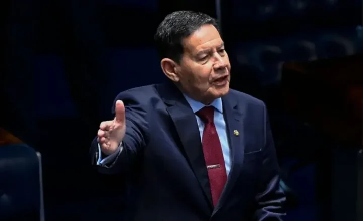 Mourão gesticulando no Senado