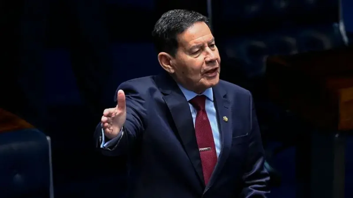 Mourão gesticulando no Senado