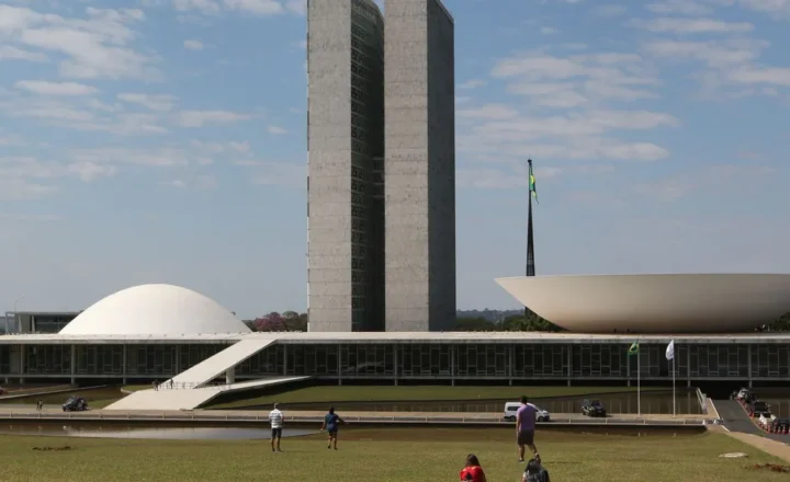 Calendário especial pode acelerar votação da PEC do fim da escala 6x1 - Agência Brasil