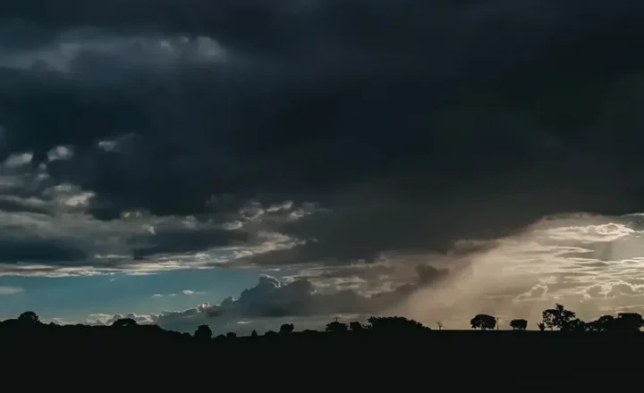 Tempestades podem ocorrer em praticamente todo o país nesta segunda-feira (12), quando é comemorado o feriado de Nossa Senhora Aparecida.