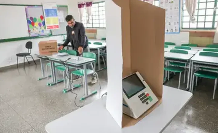 Brasília (DF), 03/10/2026 - Mesário montam urnas eletrônicas em uma escola pública para o primeiro turno das eleições, que será realizado no dia 4 de outubro de 2026. Foto: Joédson Alves/Agência Brasil