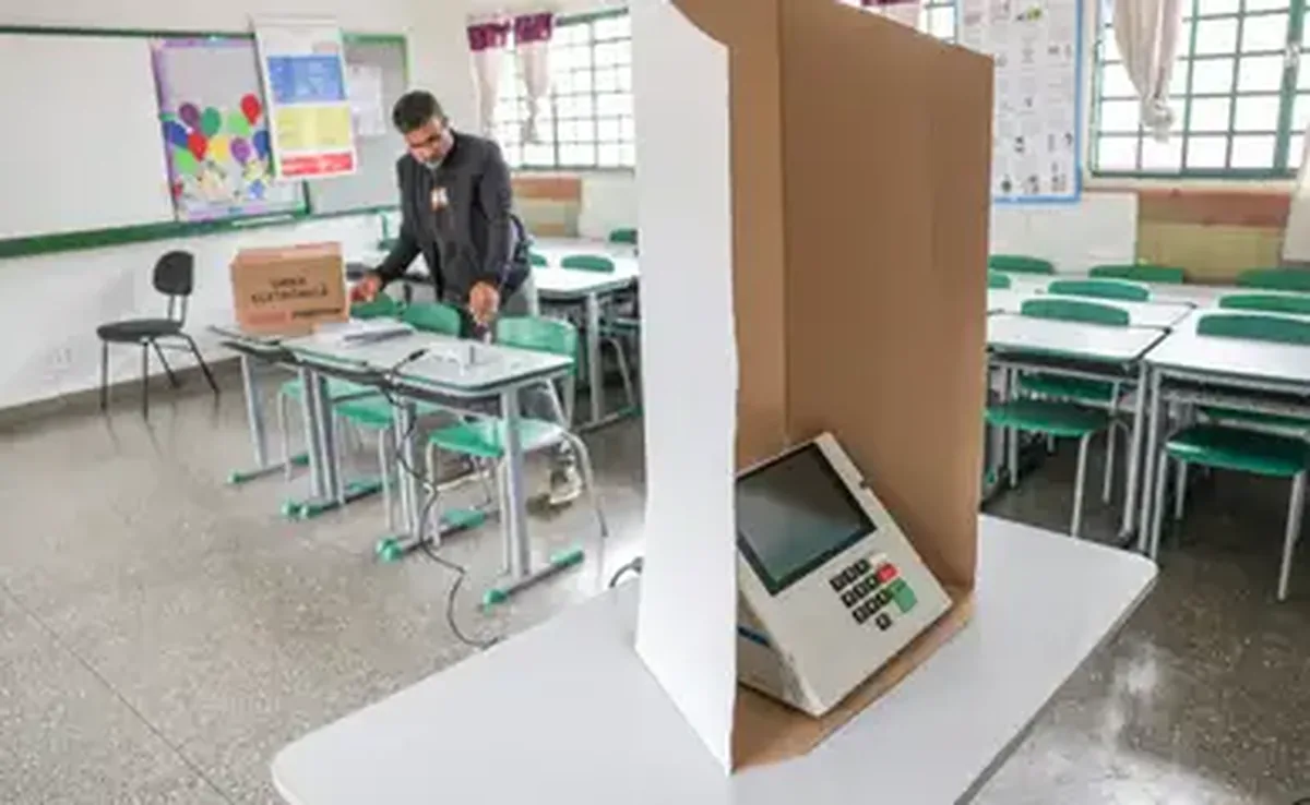 Brasília (DF), 03/10/2026 - Mesário montam urnas eletrônicas em uma escola pública para o primeiro turno das eleições, que será realizado no dia 4 de outubro de 2026. Foto: Joédson Alves/Agência Brasil