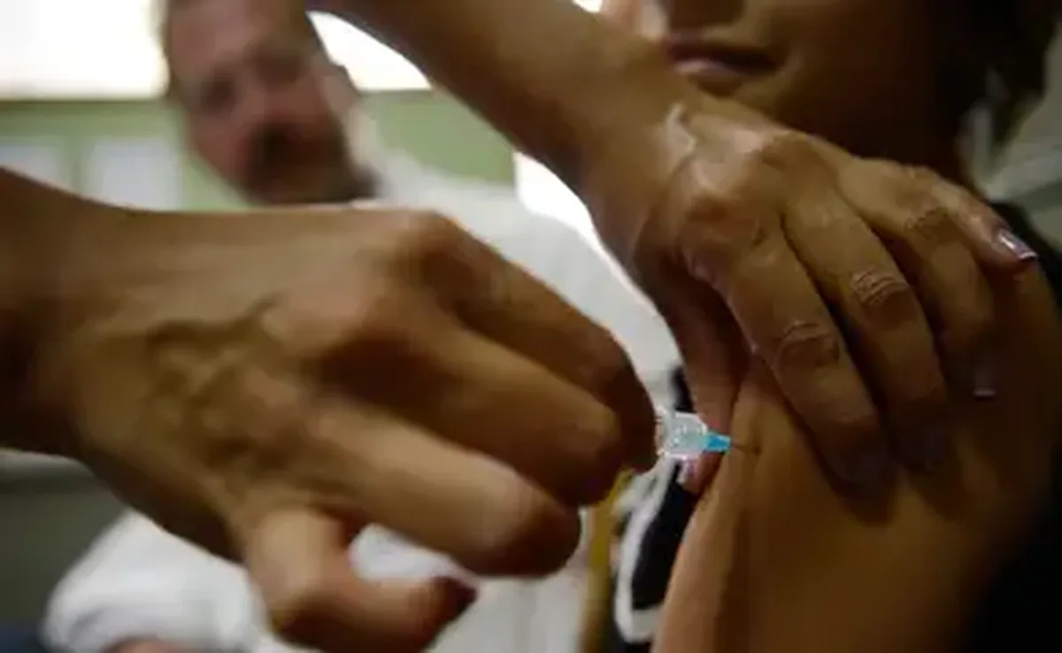 Brasília - Alunas do Centro de Ensino Fundamental 25, em Ceilândia, são vacinadas contra o papiloma vírus humano - HPV (Marcelo Camargo/Agência Brasil)