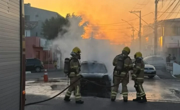 Veículo pega fogo no bairro Luzia, em Aracaju
